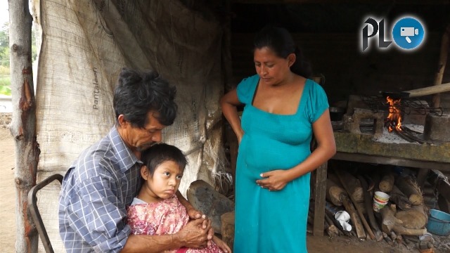 Los esposos Morales García luchan cada día por asistir de la mejor forma posible a su hija Vilma, quien padece leucemia. (Foto Prensa Libre: Gabriela López)