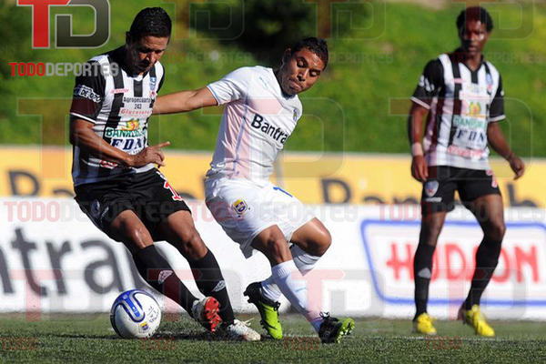 Bryan Ordóñez domina el balón ante la marca de Edy Ortíz durante el partido que se realizó en el estadio Cementos Progreso. (Foto Prensa Libre: Francisco Sánchez)