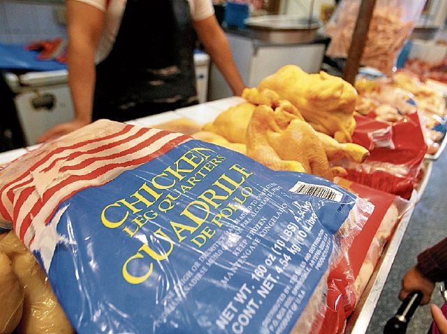 Aumento del precio en Estados Unidos, sería la razón del incremento en las piezas de pollo en el mercado local. (Foto Prensa Libre: Álvaro Interiano)