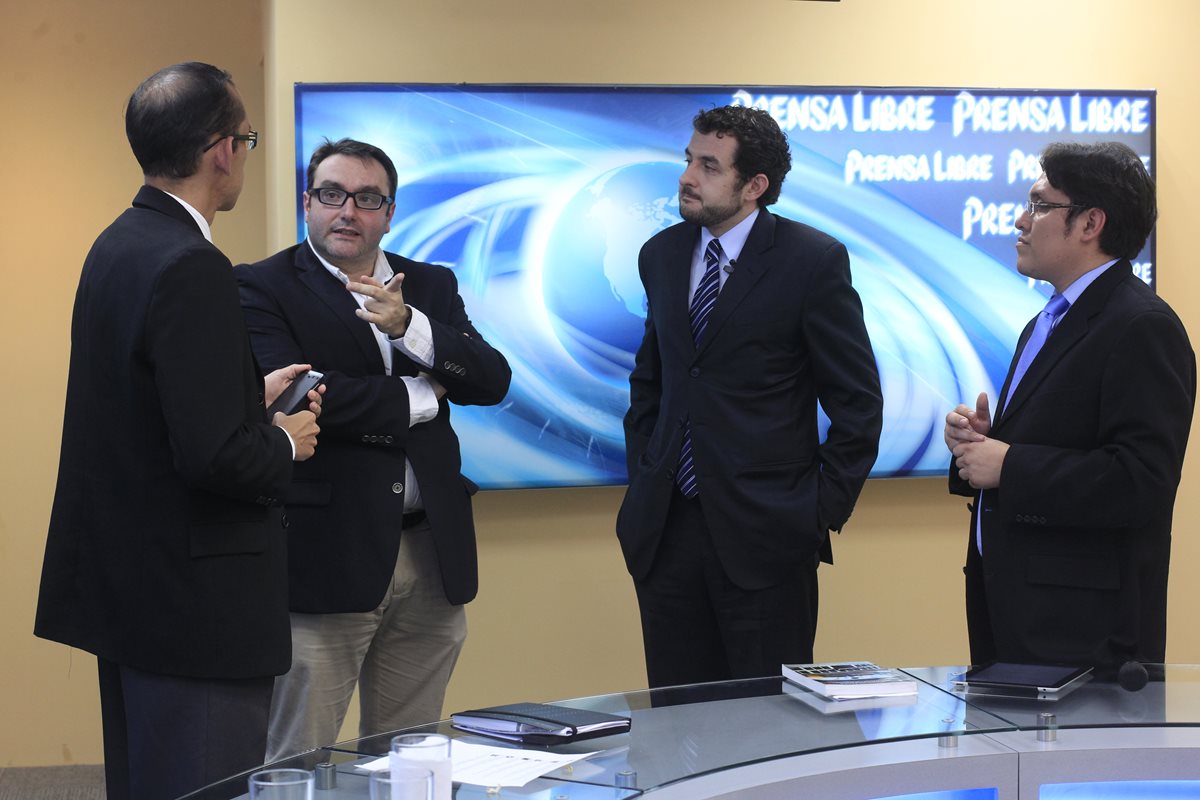 Los analistas Eduardo Fernández y Alexánder Aizenstatd conversan con los periodistas Geovanni Contreras y José M. Patzán, en el programa Diálogo Libre.