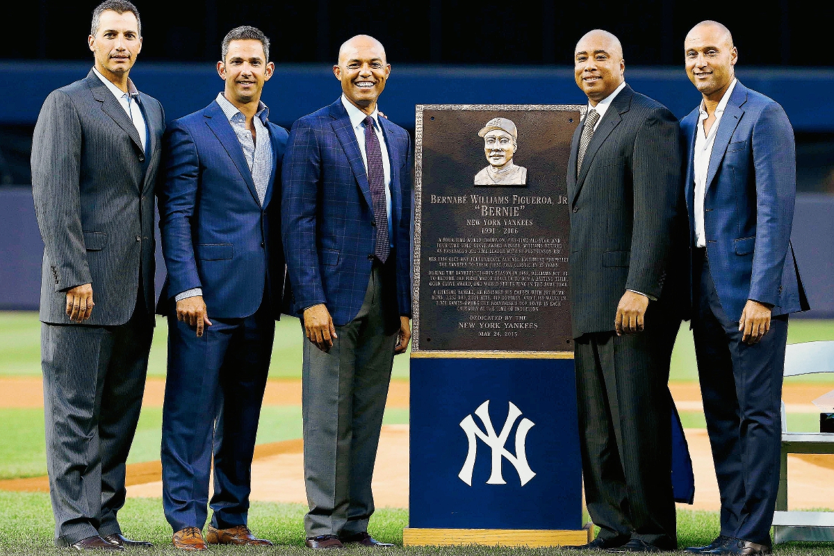 Bernie Williams con Andy Pettitte, Jorge Posada, Mariano Rivera y Derek Jeter. (Foto Prensa Libre. AFP)