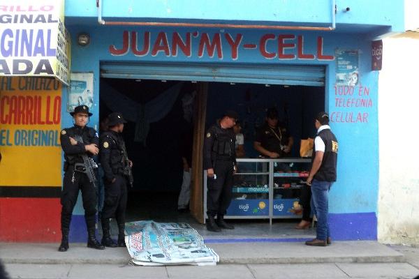 Autoridades catean venta de celulares, que fue cerrada.