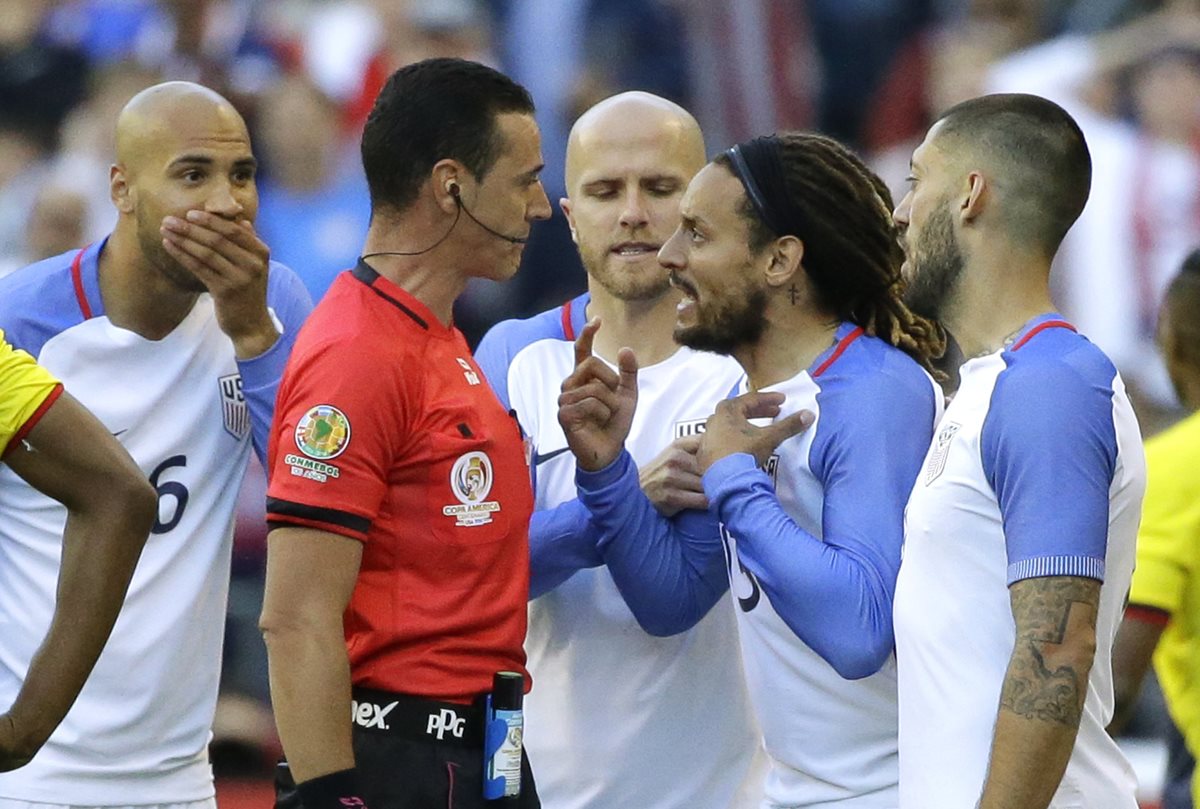 Jermain Jones no estará en el equipo de Estados Unidos luego de ser expulsado en el juego contra Ecuador en los cuartos de final. (Foto Prensa Libre: AP)