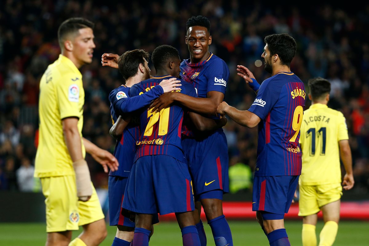 Los jugadores del Barcelona festejan al final el triunfo frente al Villarreal. (Foto Prensa Libre: EFE)