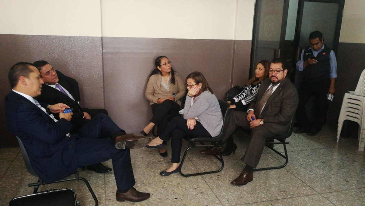 Los sindicados junto a sus abogados durante la apertura a debate en el Juzgado Cuarto Penal. (Foto Prensa Libre: Erick Avila)
