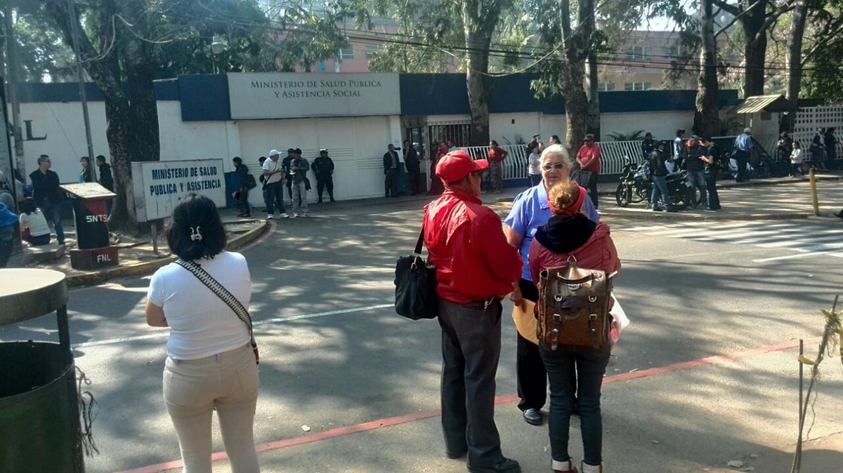 Salubristas se plantan frente al ministerio de Salud para exigir el cumplimiento del pacto colectivo. (Foto Prensa Libre: Estuardo Paredes)