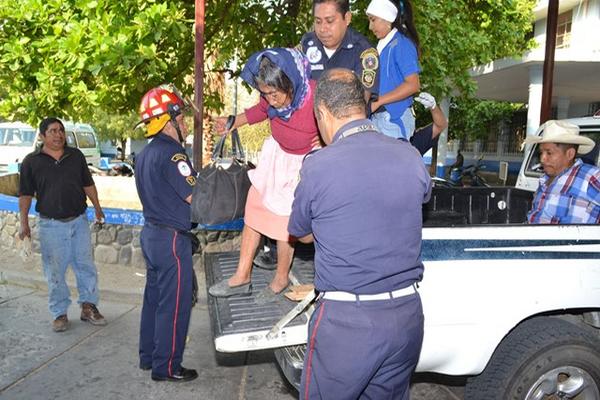 Bomberos ayudan a los pasajeros heridos para que ingresen al hospital. (Foto Prensa Libre: Víctor Gómez)<br _mce_bogus="1"/>