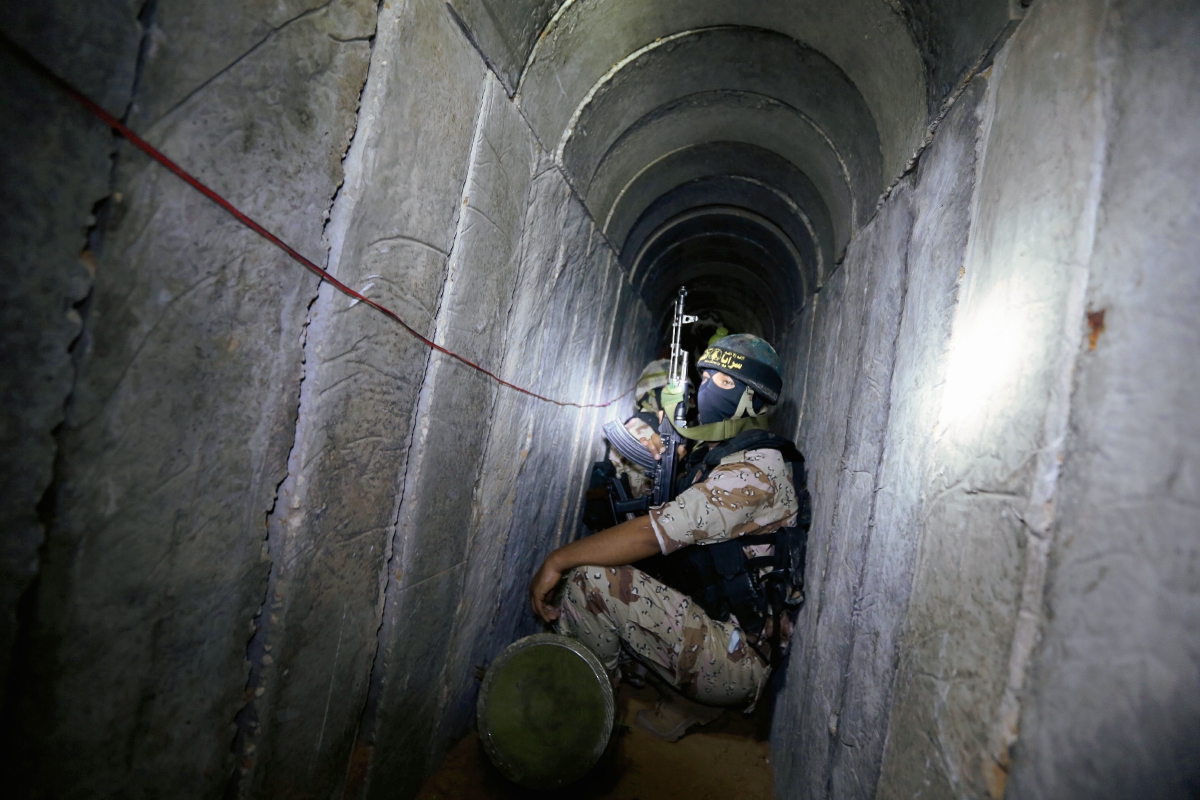 Un militante se alista para un eventual ataque contra Israel.