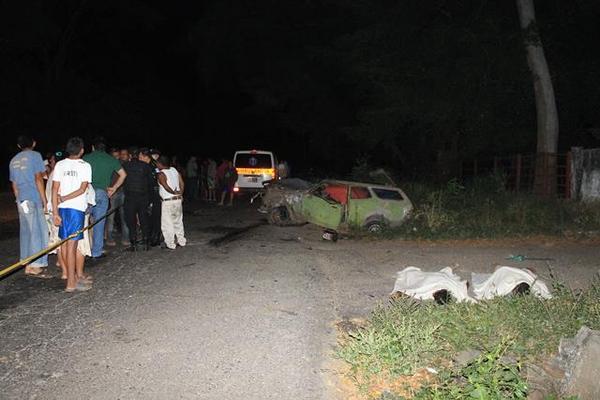 La colisión de dos vehículos dejó tres personas muertas y dos heridas en la ruta que conduce de Escuintla conduce a Taxisco, Santa Rosa. (Foto Prensa Libre: Carlos Paredes)<br _mce_bogus="1"/>