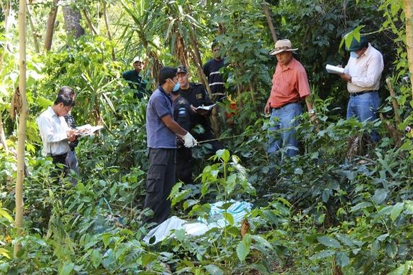 Autoridades recaban información en el lugar del hallazgo, en Cuilapa, Santa Rosa. (Foto Prensa Libre: Oswaldo Cardona)<br _mce_bogus="1"/>