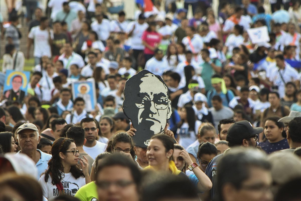 Cientos de fieles cristianos participan en la peregrinación en la que conmemoraron el 38 aniversario del asesinato de monseñor Óscar Arnulfo Romero. (Foto Prensa Libre:EFE)