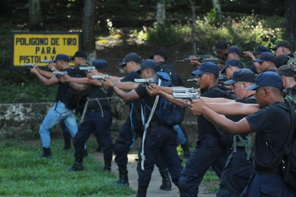 La PRáCTICA de tiro es parte de la formación,  en Cuilapa.