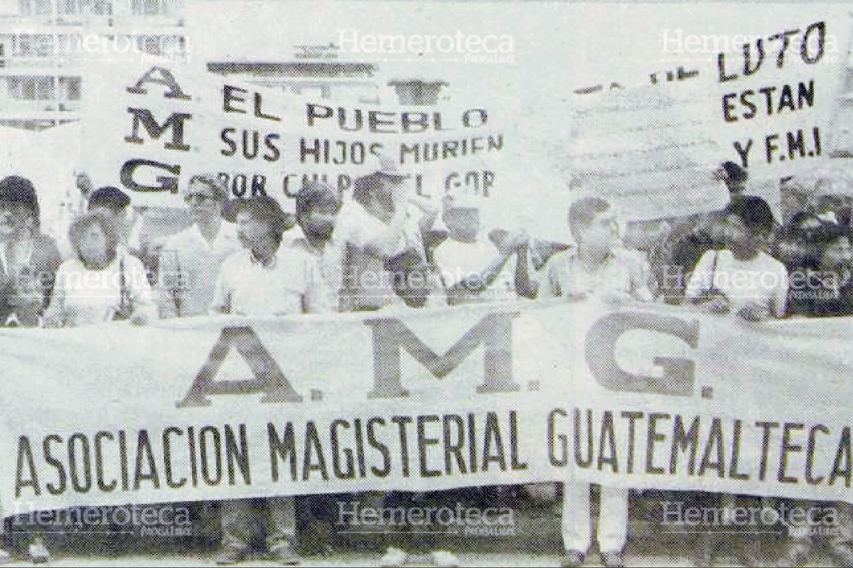 Maestros se manifiestan en contra del Gobierno de Vinicio Cerezo. (Foto: Hemeroteca PL)