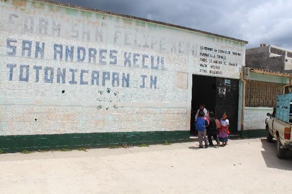 Fachada de la escuela donde trabajaba maestro que abusó de una estudiante durante un día de campo organizado por él.