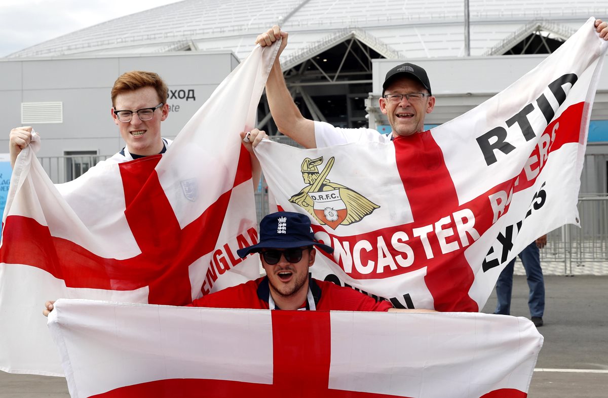 Aficionados ingleses disfrutan de la fiesta previa al juego contra Suecia. (Foto Prensa Libre: EFE)