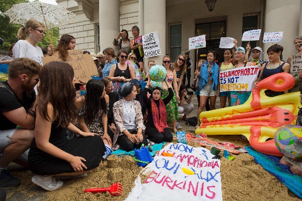 Manifestantes apoyan a mujeres musulmanas frente a la Embajada de Francia en Londres.(Foto Prensa Libre: AFP)