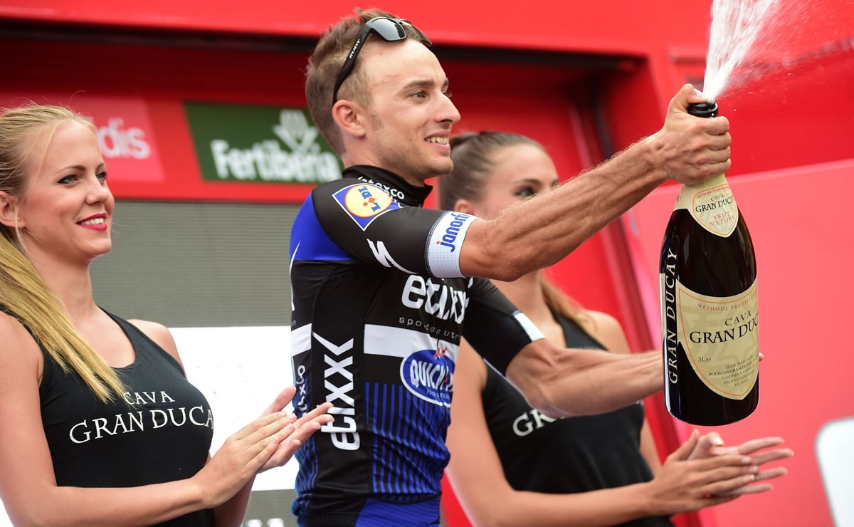 Gianluca Brambilla celebra con el tradicional champán en el podio al ganar la etapa 15 de la vuelta. (Foto Prensa Libre: AFP)