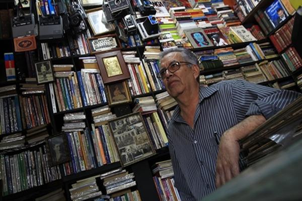 En la  librería el Búho, Eduardo Gálvez cuenta con ejemplares antiguos además de varias  colecciones de revistas clásicas. (Foto Prensa Libre: Álvaro Interiano)