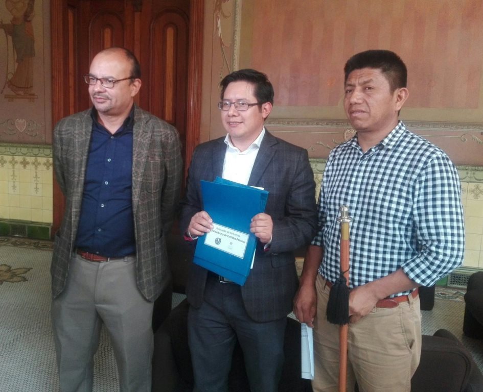 Manfredo Marroquín y Edie Cux de Acción Ciudadana y Adán Huinac del consejo de autoridades de siete municipios de Totonicapán. (Foto Prensa Libre: Manuel Hernández)