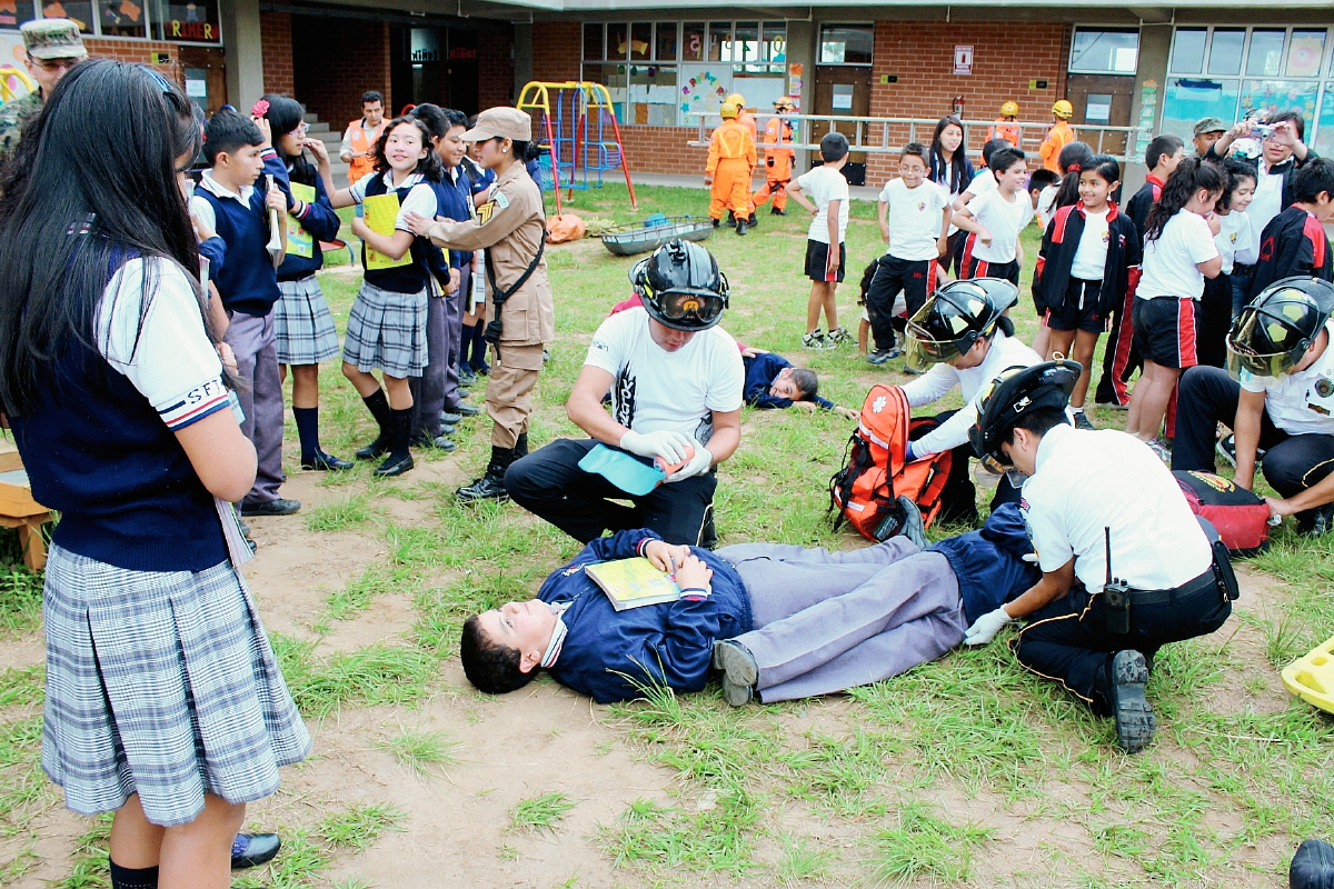 Socorristas, autoridades y estudiantes participaron en simulacro de terremoto e incendio en un centro educativo de Santa Cruz del Quiché. (Foto Prensa Libre: Óscar Figueroa)