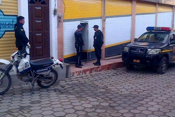 Miembros de la PNC recaban datos sobre el robo llevado a cabo por desconocidos en negocio de motocicletas. (Foto Prensa Libre: Óscar Figueroa)<br _mce_bogus="1"/>