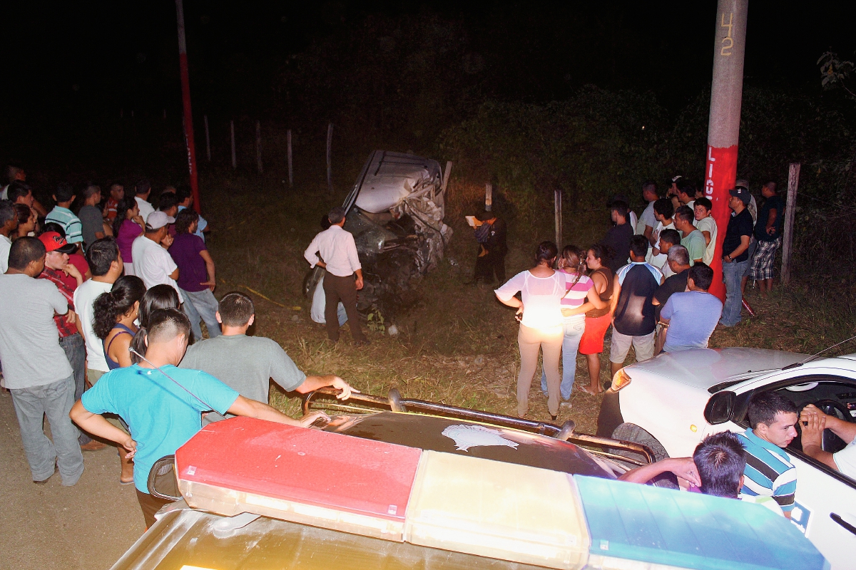 En el kilómetro 14 de la ruta que conduce de Santa Elena, Flores, hacia Santa Ana, Petén, se registró el percance en donde murió William Eduardo Linares Teo. (Foto Prensa Libre: Rigoberto Escobar)