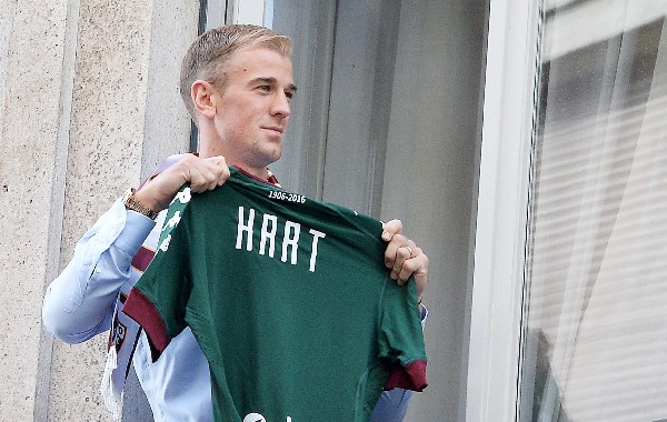 Joe Hart fue recibido por los aficionados del Torino, en donde jugará el portero inglés. (Foto Prensa Libre: EFE)