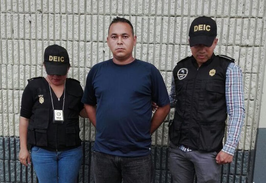 Luis Martínez Morataya fue capturado sindicado de supuestamente haber violado a una alumna de una escuela en Cuilapa. (Foto Prensa Libre: PNC)