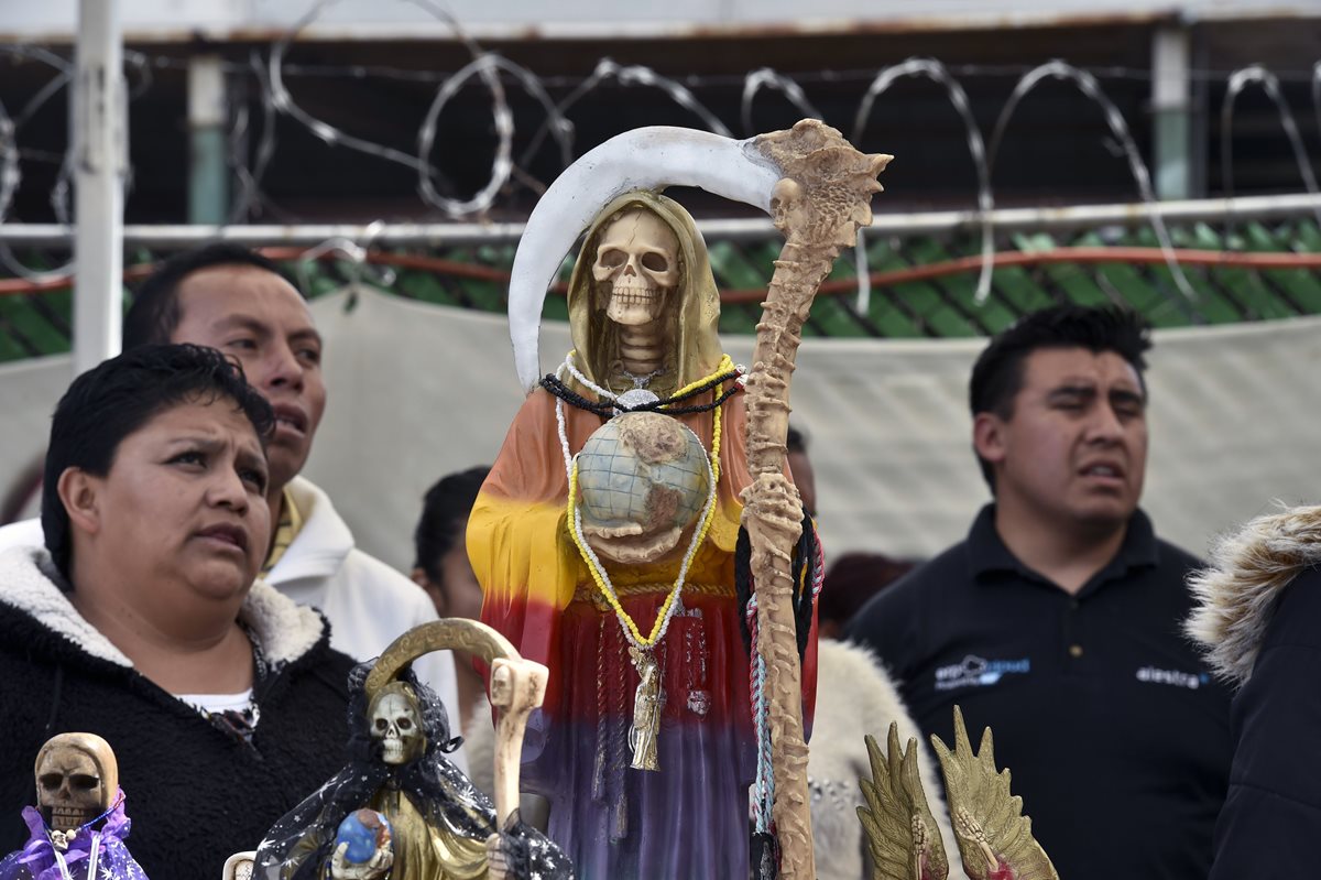 Devotos de la Santa Muerte se congregan en Santa María Cautepec, Tultitlan, México. (Foto Prensa Libre: AFP).
