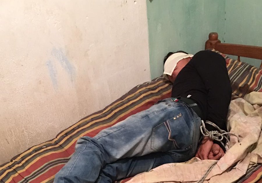 La víctima permanecía maniatada en una habitación. (Foto Prensa Libre: PNC)