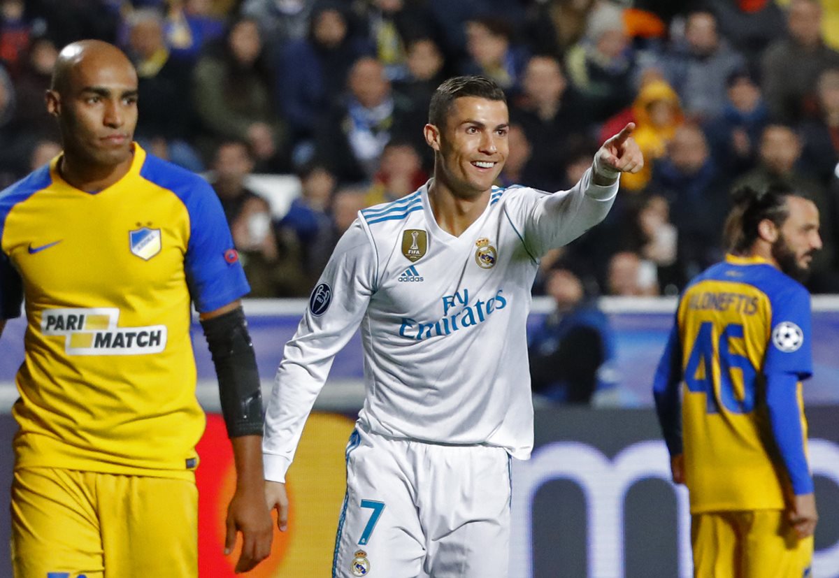 Ronaldo sonríe y señala a Marcelo después de marcar de cabeza a pase del brasileño.