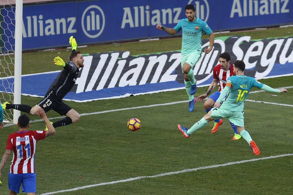 Messi toca la pelota con la punta del pie izquierdo para enviarla al fondo del arco del Atlético de Madrid en el gol que significó la victoria del FC Barcelona. (Foto Prensa Libre: AP)