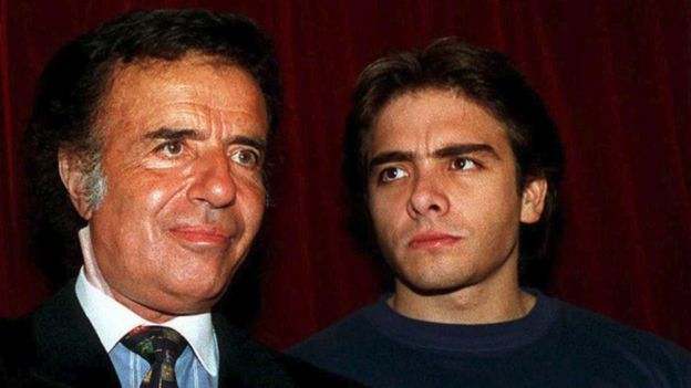 Carlos Menem junior (derecha) era piloto de automóviles, una afición que le heredó a su padre. AFP