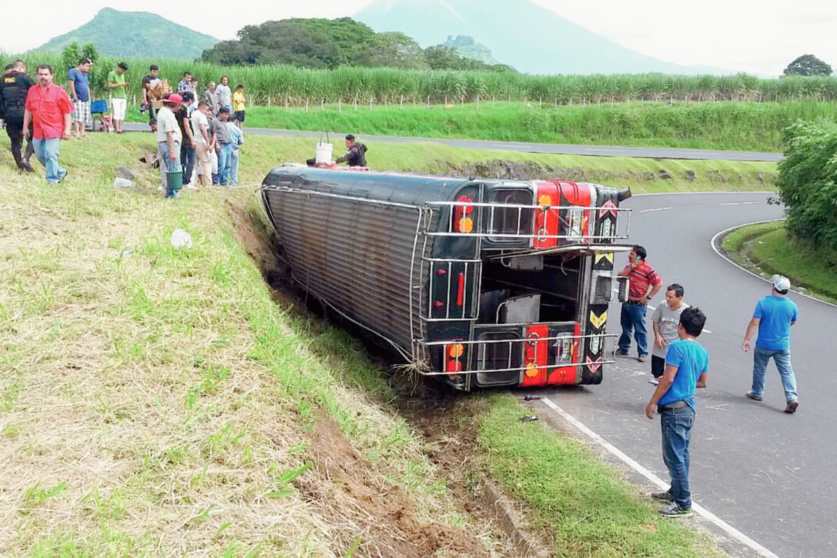 Un autobús volcó en el km 55 de la autopista Palín-Escuintla y dejó ocho personas heridas. (Foto Prensa Libre: Carlos Enrique Paredes)