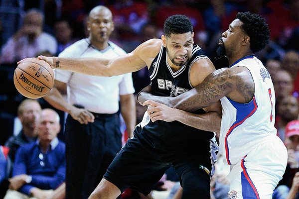 El jugador de los Spurs Tim Duncan lucha por el balón con DeAndre Jordan de los Clippers durante el partido de la Conferencia Oeste de la NBA en el Staples Center de Los Ángeles, California. (Foto Prensa Libre: EFE).