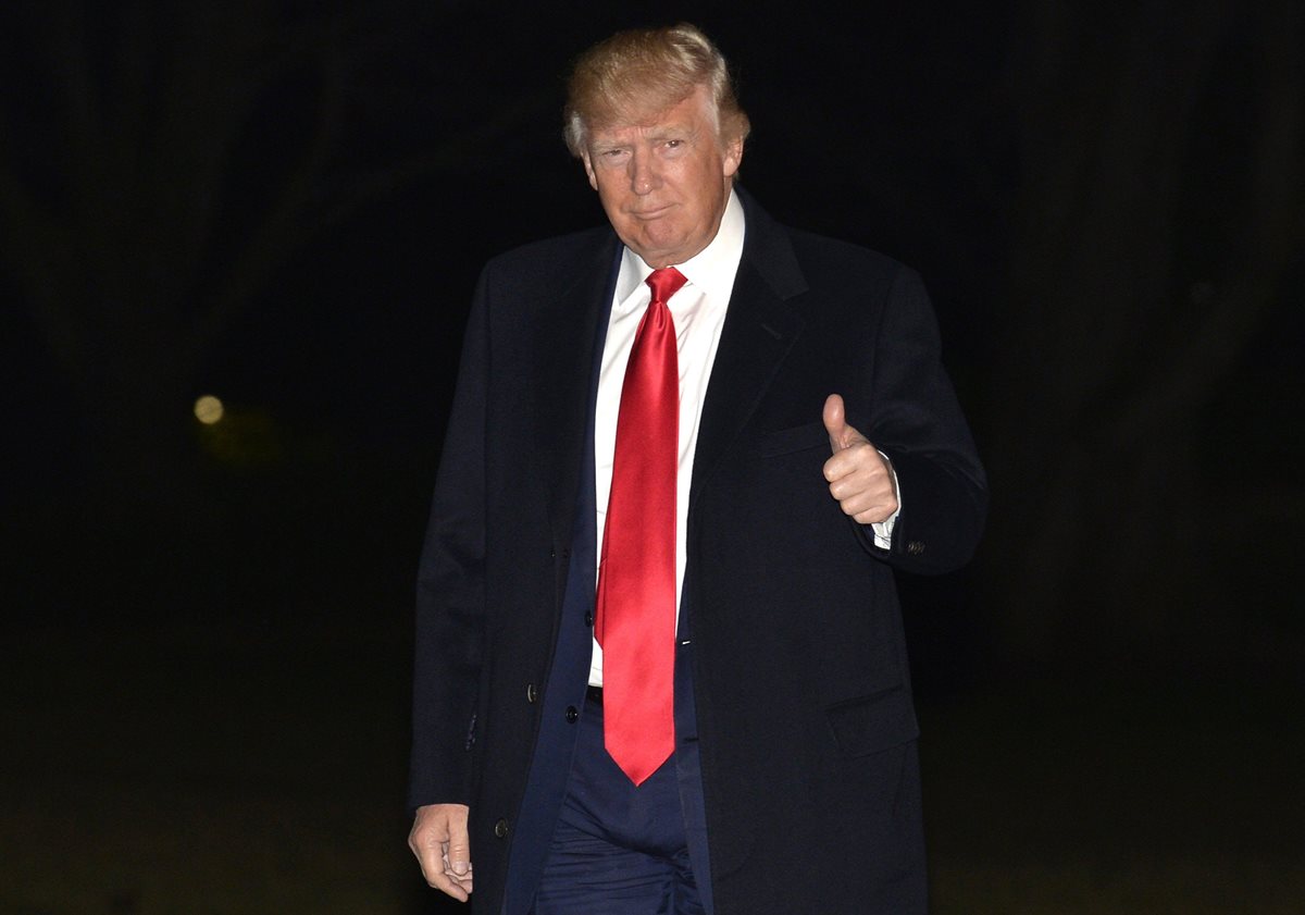 El 54 % de encuestados está muy en desacuerdo  con su gestión del presidente Donald Trump. (Foto Prensa Libre: AP).