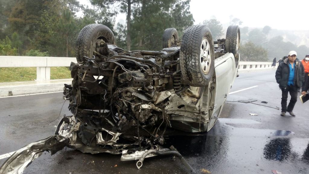 El vehículo en el que viajaban los fiscales del MP quedó totalmente destruido en el km 158.5 de la ruta Interamericana. (Fotos Presna Libre: Ángel Julajuj)