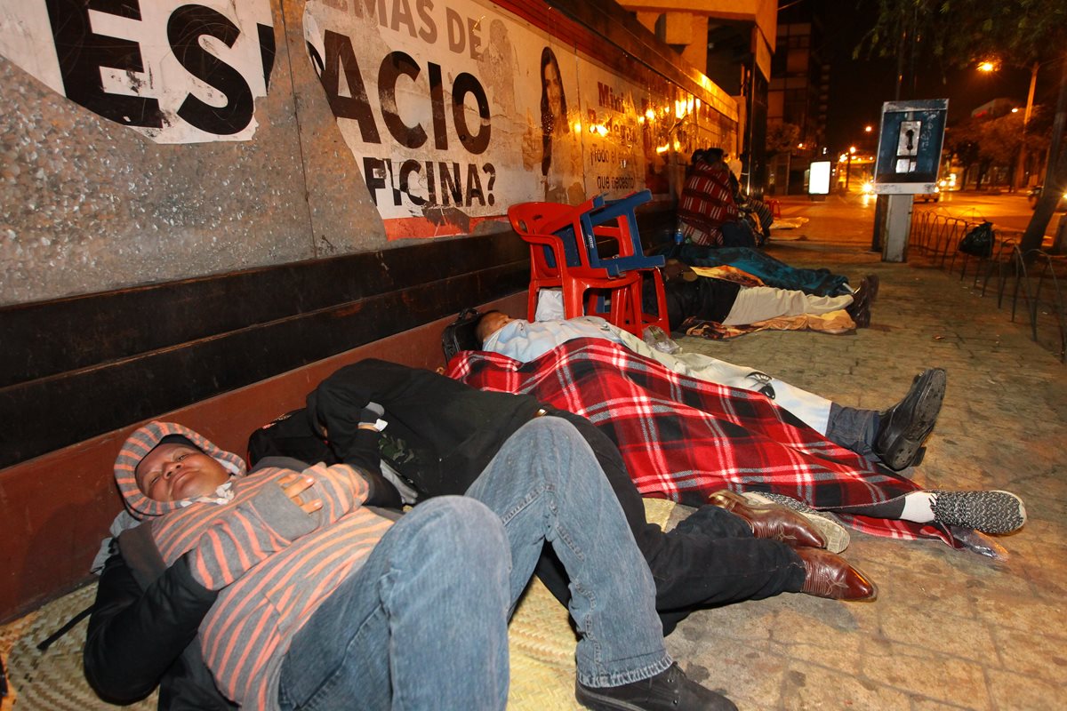 Algunos pasan casi toda la noche afuera de Migración para vender los lugares el otro día. (Foto Prensa Libre: Álvaro Interiano).