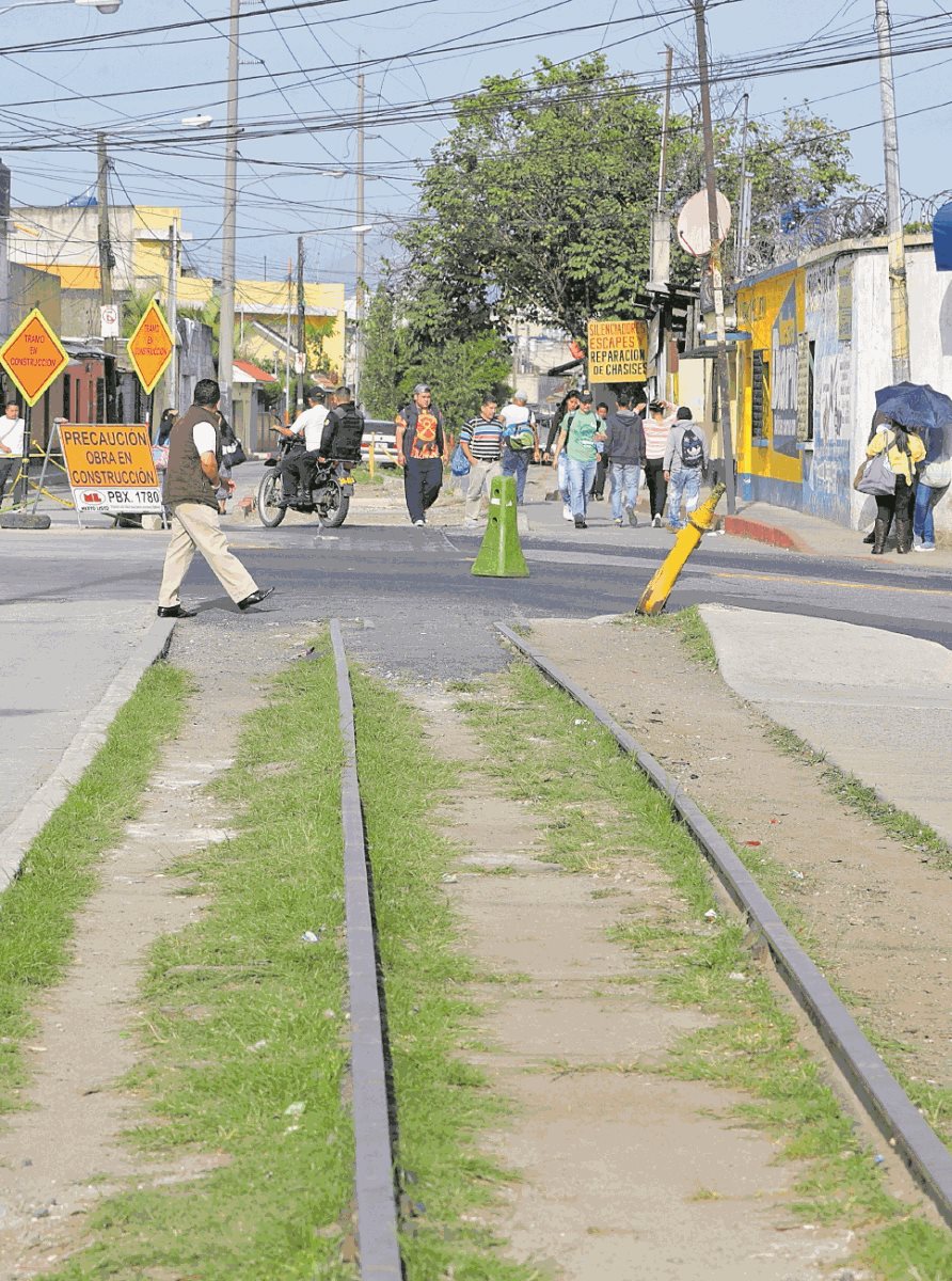 Para que funcione el Metro Riel, varias de las vías férreas deben ser reconstruidas en toda la ciudad.(Prensa Libre: Estuardo Paredes)