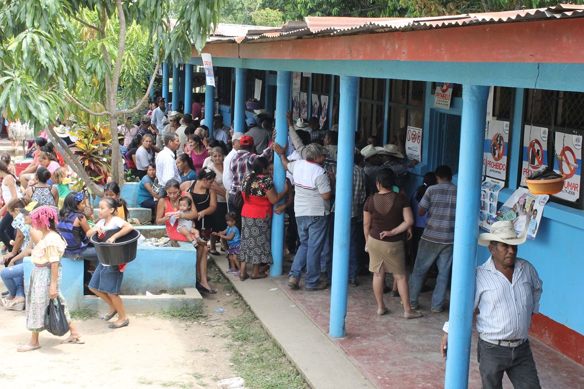 Vecinos de El Chal llegaron desde muy temprano a emitir su voto para elegir por primera vez a su alcalde. (Foto Prensa Libre: Walfredo Obando)