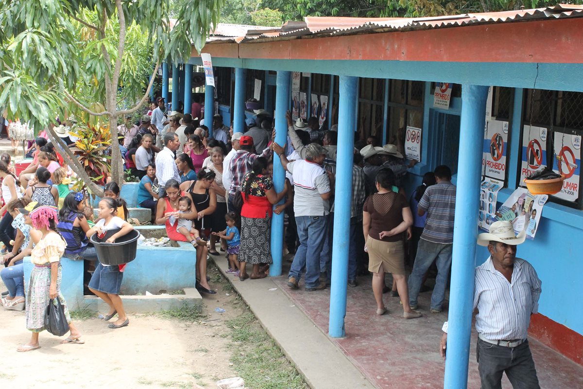 Vecinos de El Chal llegaron desde muy temprano a emitir su voto para elegir por primera vez a su alcalde. (Foto Prensa Libre: Walfredo Obando)