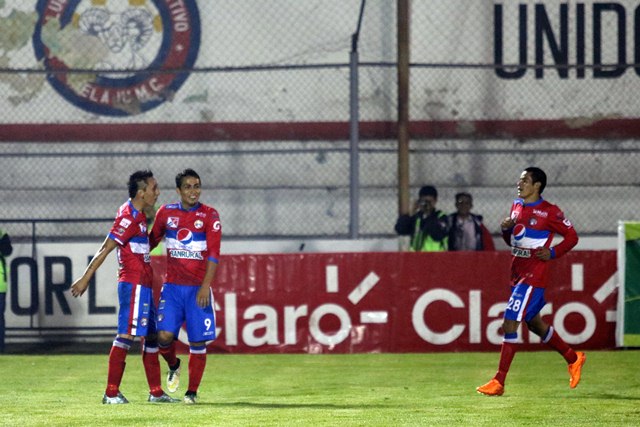 Los quetzaltecos celebran uno de los goles de Luis Martínez, en el juego de la noche del sábado en el estadio Mario Camposeco. (Foto Prensa Libre: Carlos Ventura)