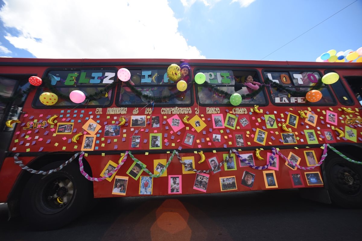 En algunas rutas los pilotos decidieron colocar en los buses, fotos de las víctimas de ataques con la leyenda "en memoria de los compañeros pilotos caídos". (Foto, Prensa Libre: Érick Ávila)