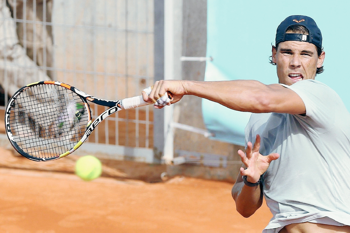 Rafa Nadal, número cuatro en la clasificación de la ATP, durante el entrenamiento que ha realizado este sábado en el complejo deportivo de la Caja Mágica. (Foto Prensa libre: EFE)