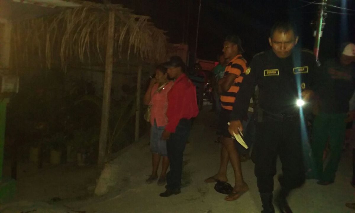 Fuerzas de seguridad resguardan lugar donde un hombre fue atacado a balazos, en Melchor de Mencos, Petén. (Foto Prensa Libre: Rigoberto Escobar)