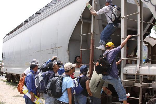 Migrantes exponen sus vidas al abordar tren La Bestia (Foto Prensa Libre: EDGAR GIRÓN).