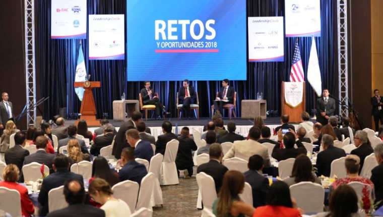 El presidente Jimmy Morales participa en el evento organizado por Amcham, Retos y Oportunidades 2018, lo acompañan  el embajador Luis Arreaga. (Foto Prensa Libre: Esbin García)