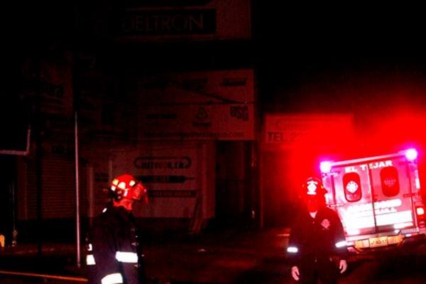 Socorristas llegan al lugar de accidente vial en el kilómetro 43, de la ruta Interamericana. (Foto Prensa Libre: Víctor Chamalé)<br _mce_bogus="1"/>