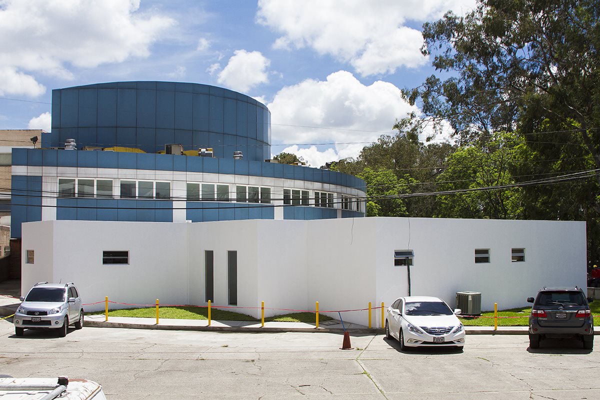 Terreno donde se construyó el nuevo edificio era utilizado como parqueo para personal del hospital.(Foto Prensa Libre: Fundación Juan Bautista)
