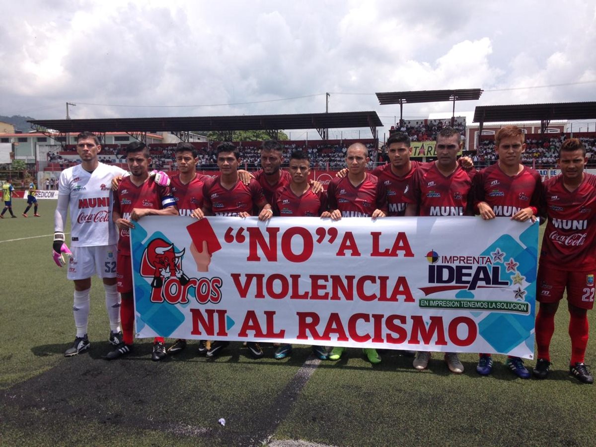 Los jugadores de Malacateco portaron una manta en por los constantes actos de racismo y violencia en el futbol guatemalteco. (Foto Prensa Libre: La Red)
